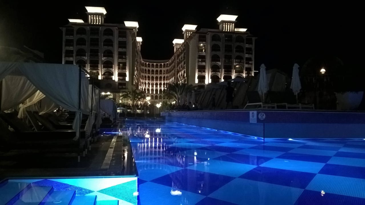 Вечерний вид на отель Quattro Beach Spa & Resort