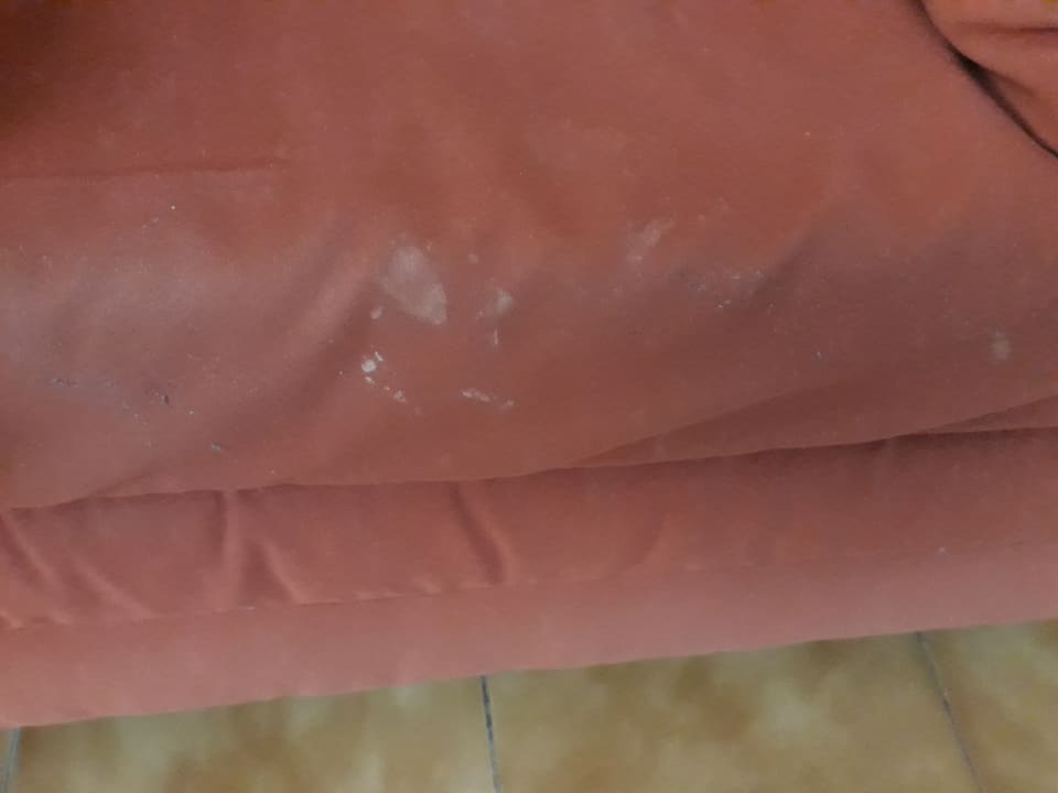 Undefinierbare Flecken auf einem Sessel im Zimmer! BLUESEA Costa Jardin Spa