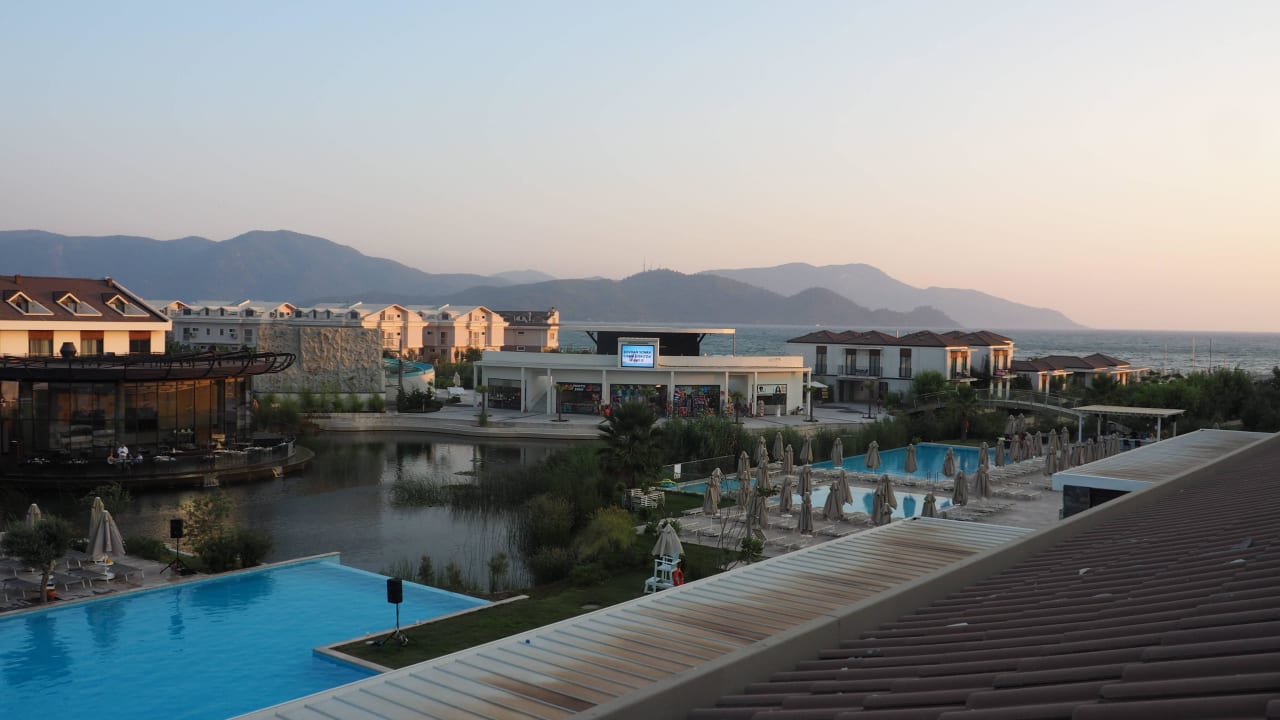 Basen, góry i morze. Jiva Beach Resort