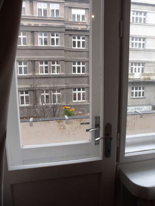 Kleiner Balkon zur Straße Hotel Denisa