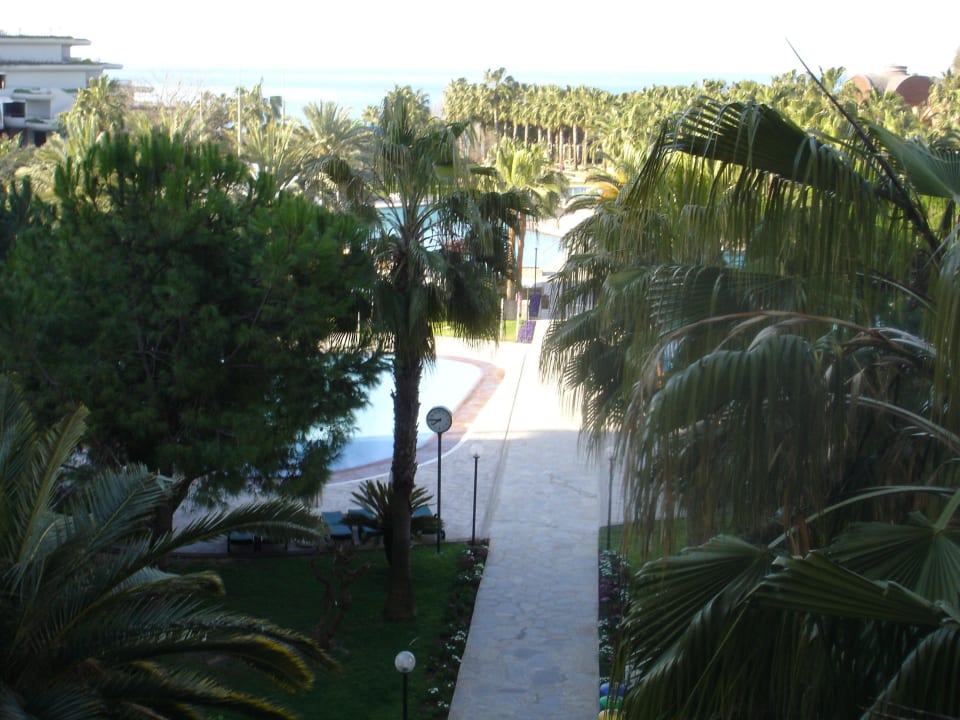 Weg zum Strand vom Haupthaus Arum Barut Collection