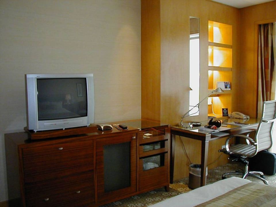 Standardzimmer: Minibar mit TV, Schreibtisch Hotel Park Plaza Beijing Wangfujing