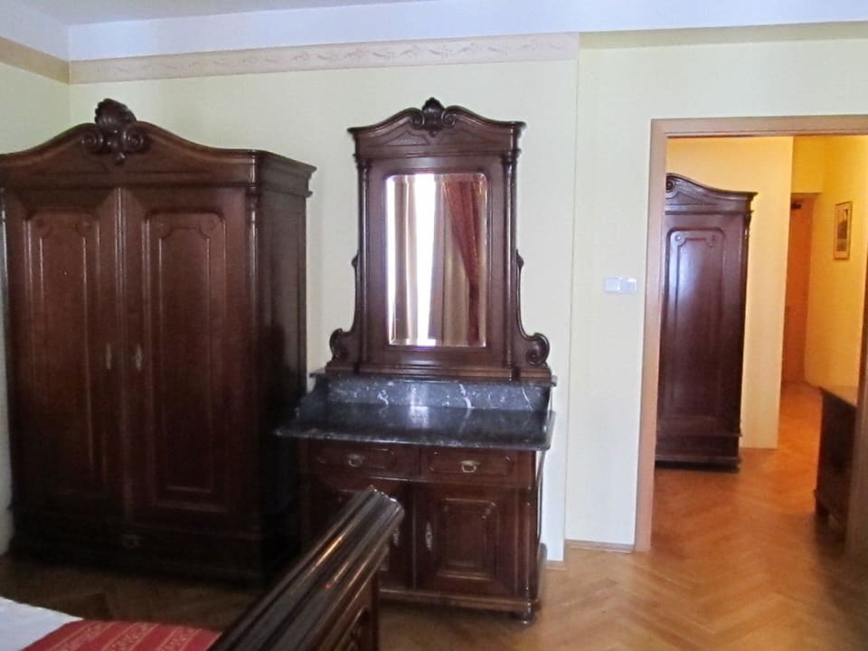 Schlafzimmer mit Blick in den Flur Hotel Mucha