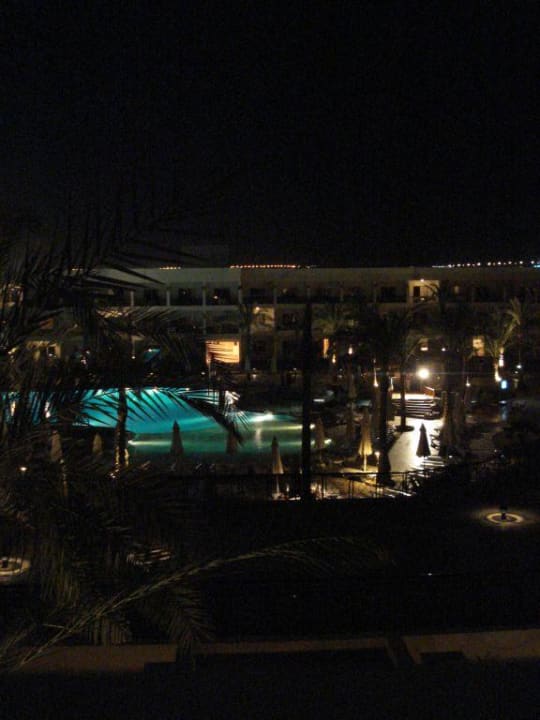 Widokz pokoju nocą Xperience Kiroseiz Parkland Resort