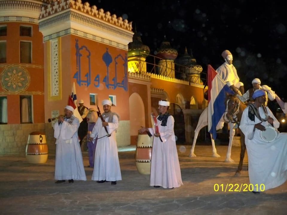 Abendlicher Empfang am Haupteingang Pickalbatros Alf Leila Wa Leila Resort - Neverland Hurghada