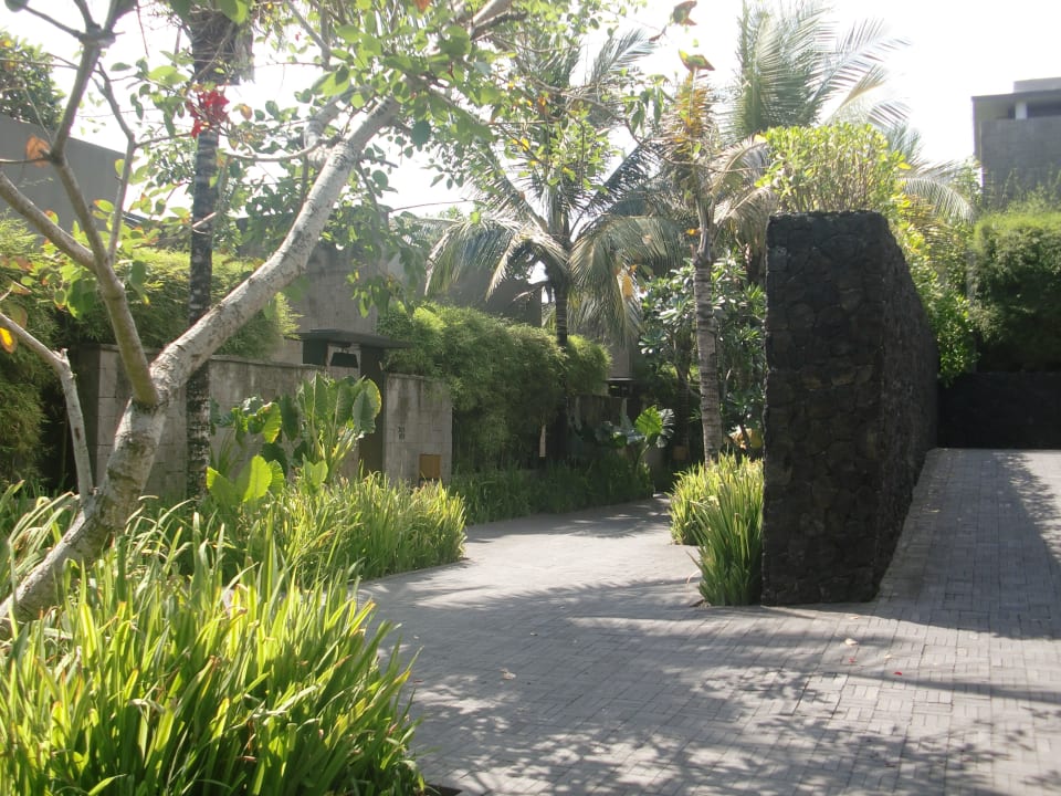 Begrünte, gepflegte Wegeführung zu Villen Soori Bali Hotel