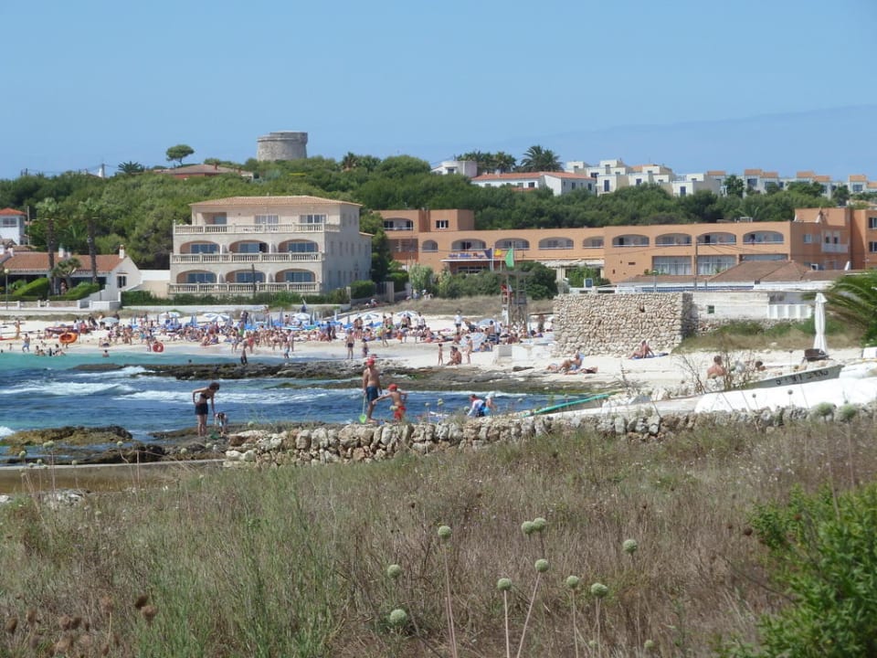 Blick über den Strand und aufs Hotel Hotel Xaloc Playa