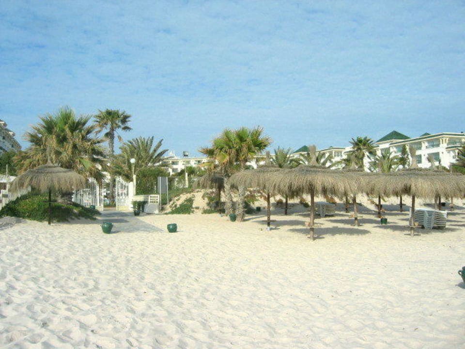 Blick vom Strand auf die Anlage Hotel El Mouradi Palm Marina