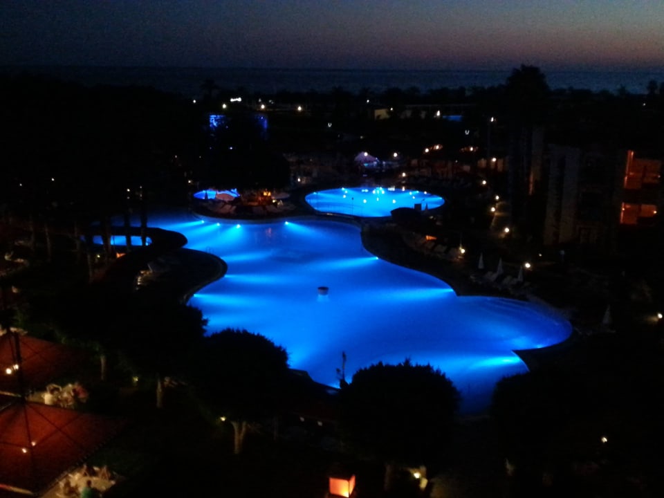 Poolanlage abends Miramare Queen Hotel