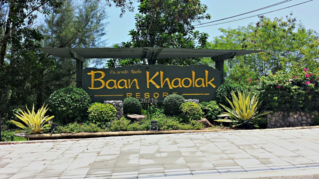 Einfahrt zum Resort Baan Khaolak Beach Resort