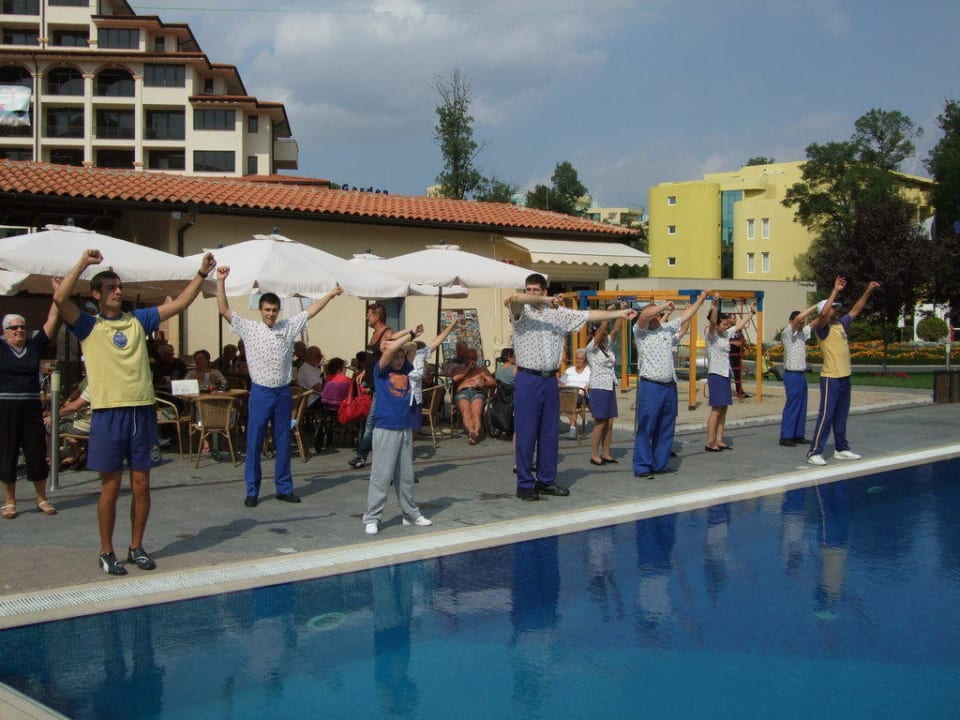 Animateure und Kellner beim Tanz am Pool Meliá Sunny Beach