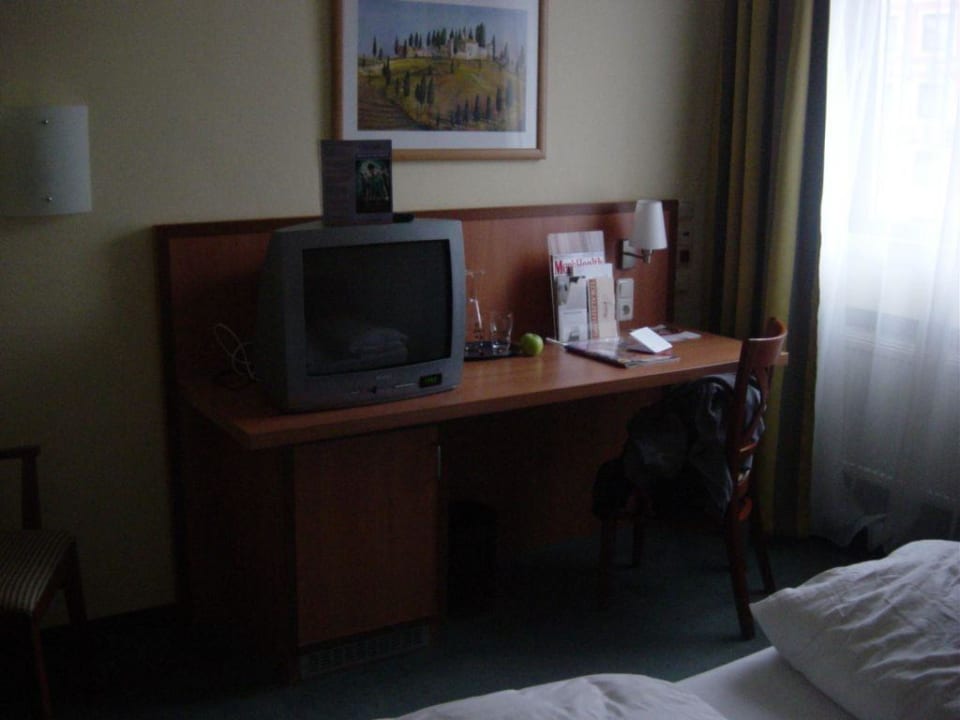Schreibtisch und TV IntercityHotel München