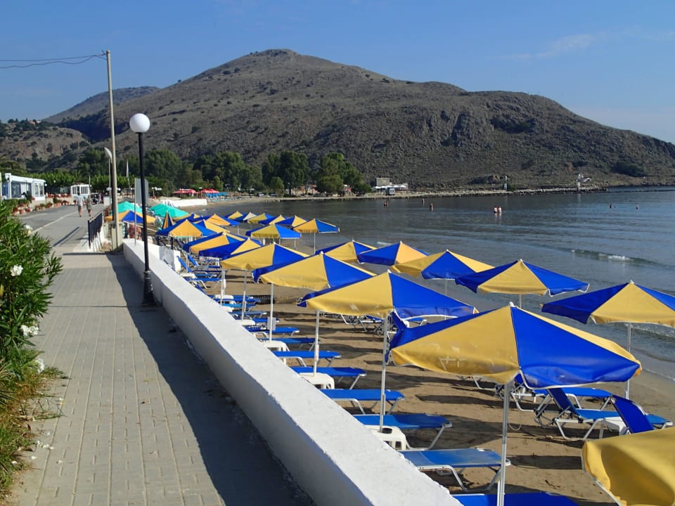 Strand links neben dem Hotel Hotel Corissia Princess