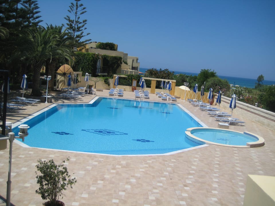 Pool andere Ansicht Vantaris Luxury Beach Resort