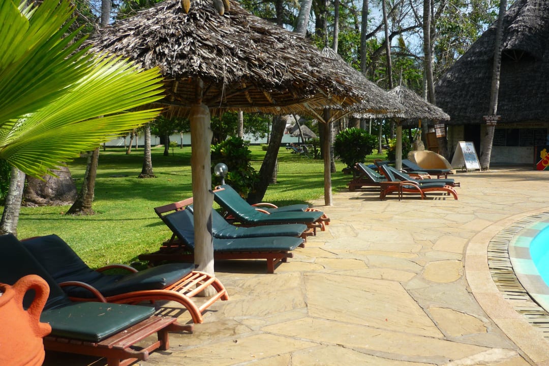 Mittags - leere Liegen am Pool  Neptune Village Beach Resort & Spa