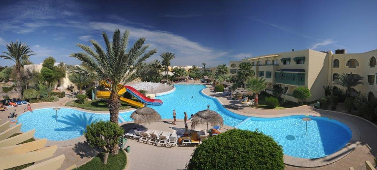 Piscine animee The Ksar Djerba Charming Hotel & SPA