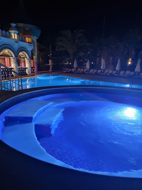 Pool Kamelya Aishen Club