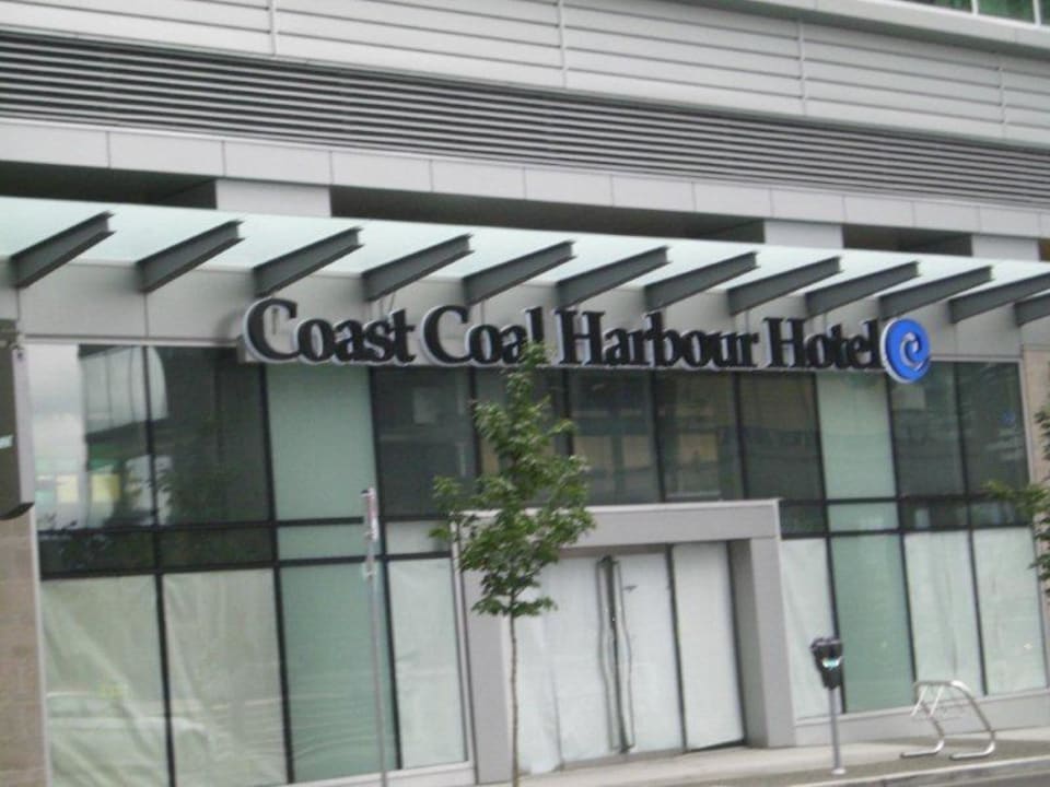 Eingangsbereich (außen) Hotel Coast Coal Harbour
