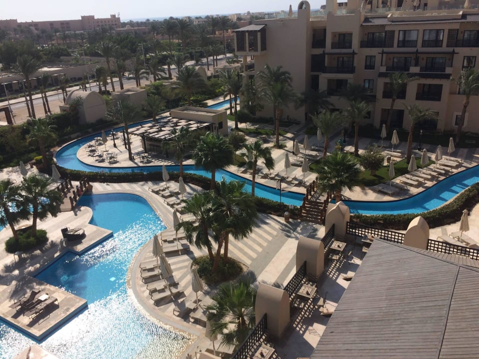 Ausblick von der Bar auf die Poollandschaft Steigenberger Aqua Magic