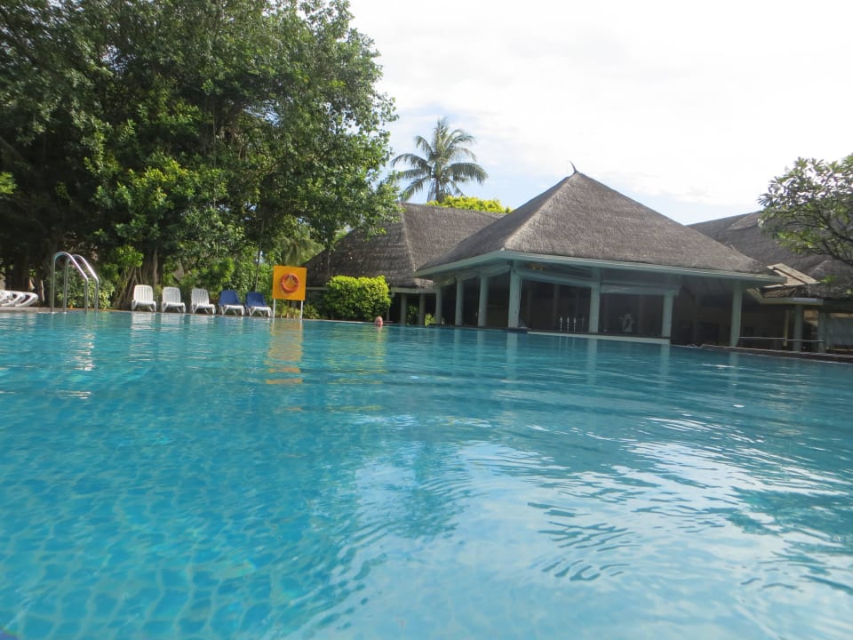 Schöner und sauberer Pool direkt an der Bar Adaaran Select Hudhuran Fushi - Premium All Inclusive