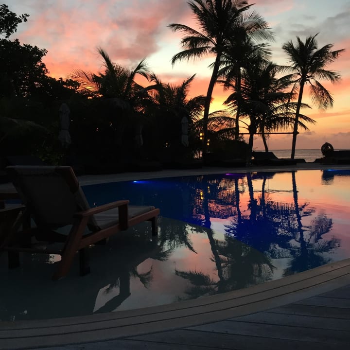 Pool bei Sonnenuntergang Komandoo Island Resort & Spa - Adults only