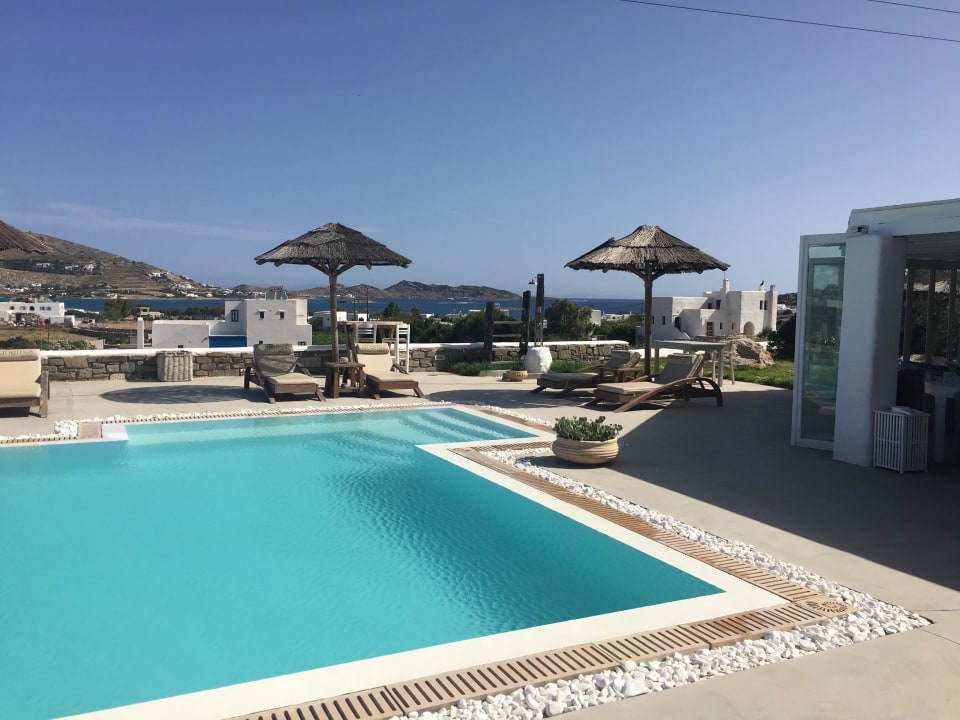 Poolanlage und Meerblick Hotel Anemoi Resort