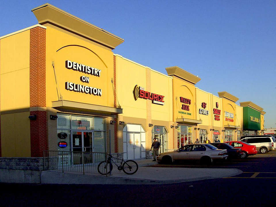 Teilansicht Einkaufszentrum in Hotelnähe Quality Hotel & Suites Airport East