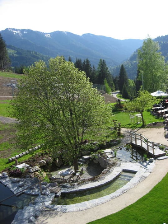 Blick vom Zimmerbalkon Holzhotel Forsthofalm