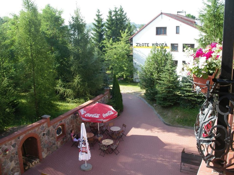 Weg von der Terrasse zum See Hotel Robert's Port