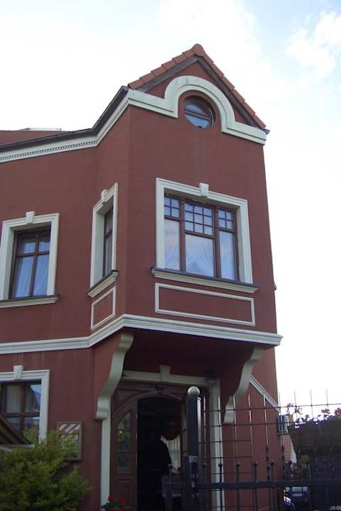 Giebel über dem Restauranteingang Pension Stachowiak Family