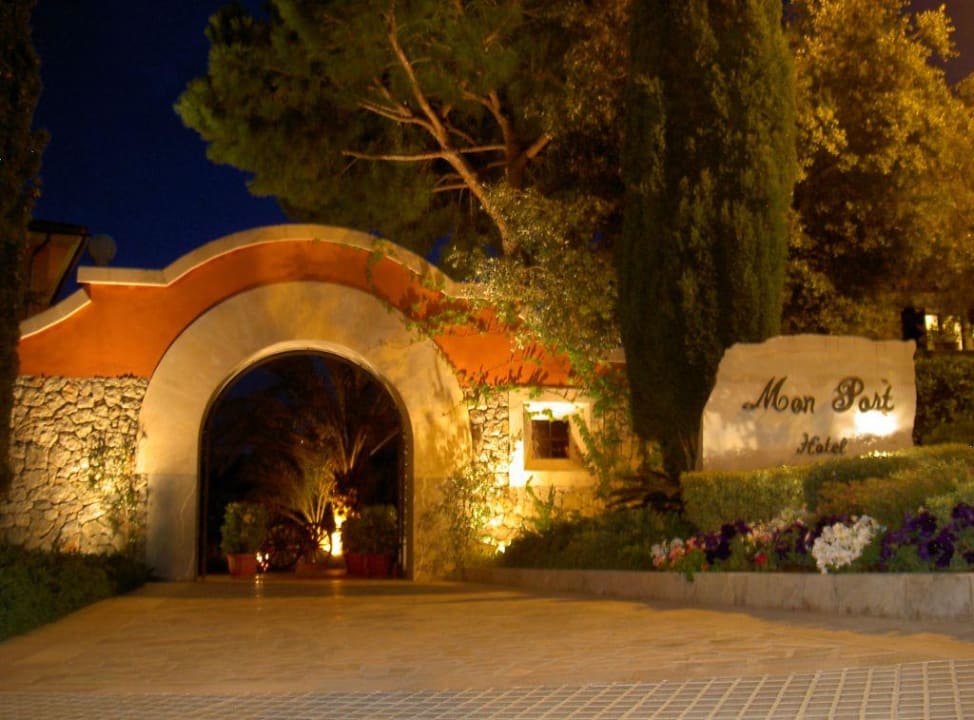 Hoteleingang bei Nacht Mon Port Hotel & Spa