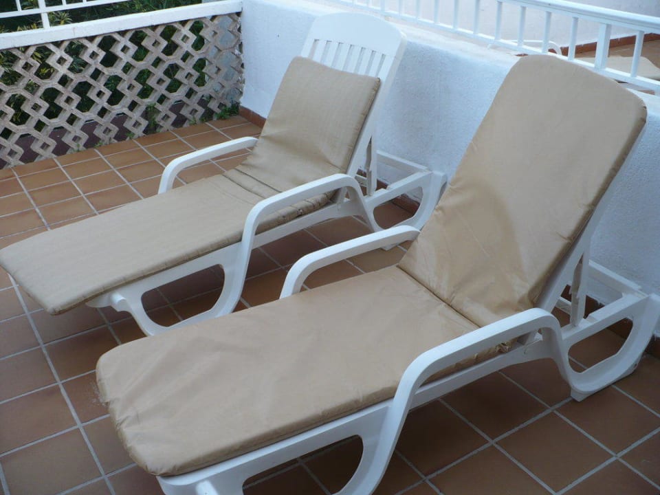 Terrasse mit 2 Sonnenliegen Flipflop Cala Romantica