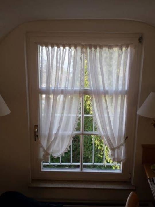 Nicht abdunkelbares Fenster zur Straße Hotel-Gasthof Zur Kapelle