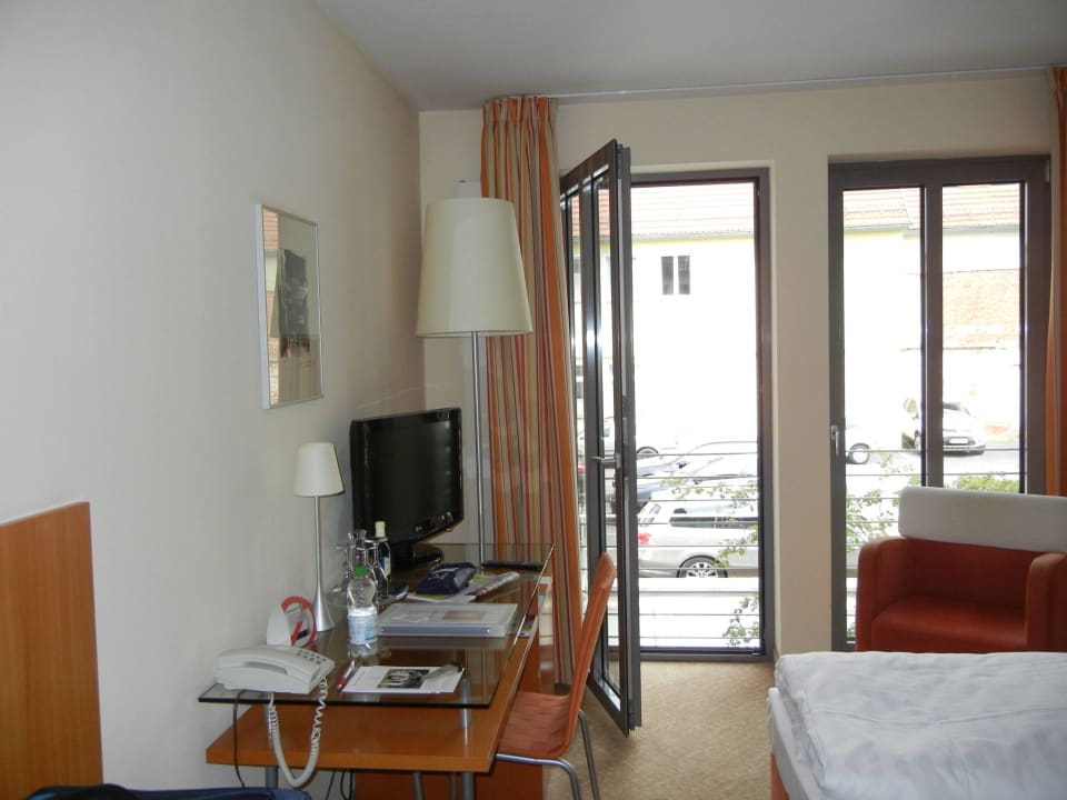 Zimmer 105 mit Blick auf den Parkplatz Hotel Krämerbrücke Erfurt