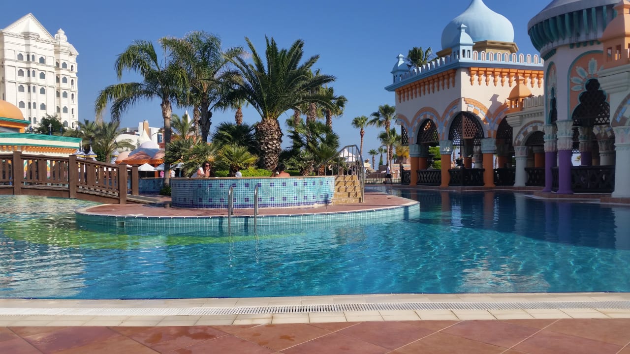 Poolbereich mit Blick auf das Restaurant  Kamelya Aishen Club