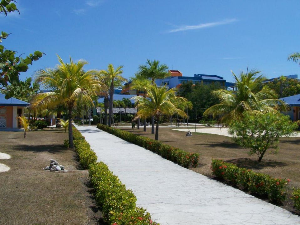 Weg vom Strand zum Hotel ASTON Costa Verde Beach Resort