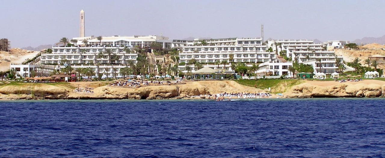 vom Meer aus gesehen 2004 Safir Sharm Waterfalls Resort