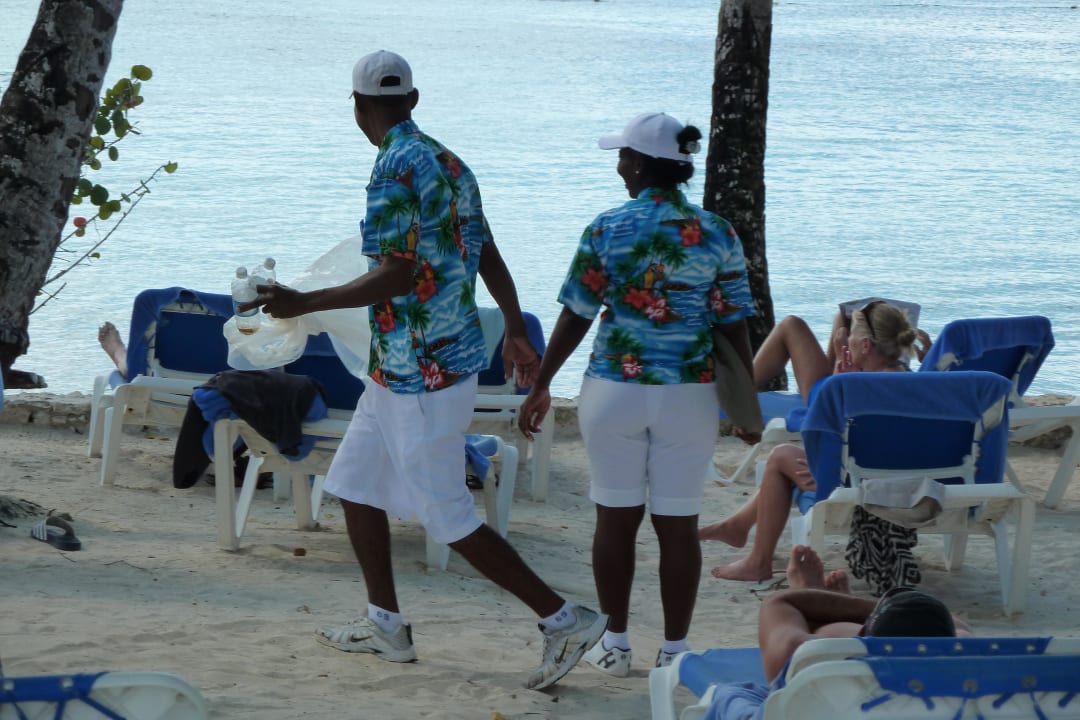 Getränkeservice am Strand Dreams La Romana Resort & Spa
