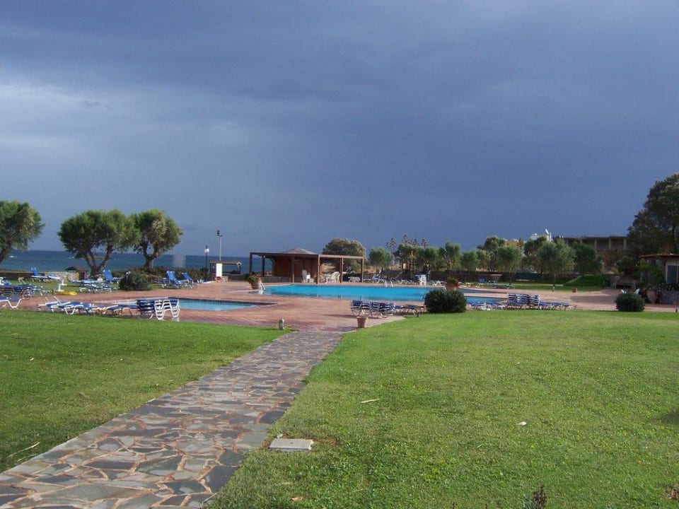 Der Weg ins Village,mit eigenem Pool Calimera Sirens Beach
