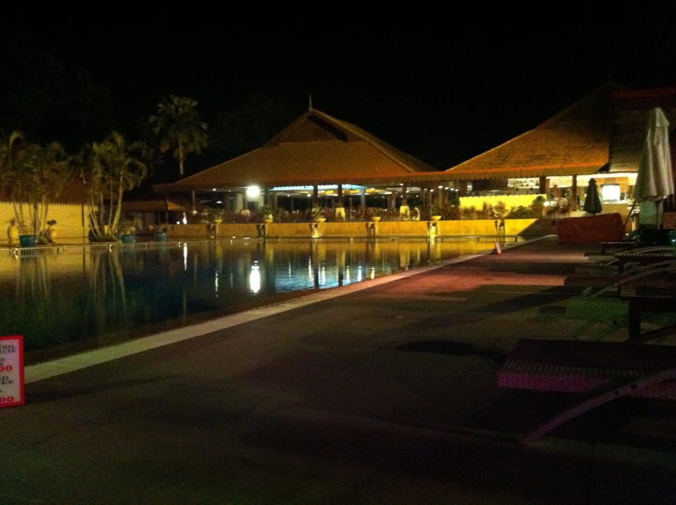 Vue de la piscine de nuit Club Med Cherating Beach