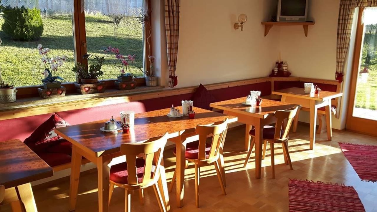 Heller Frühstücksraum Gästehaus Elvira