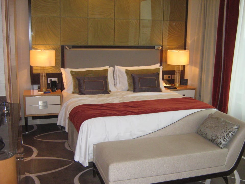 Room 602 mit Blick aufs Bett Waldorf Astoria Berlin