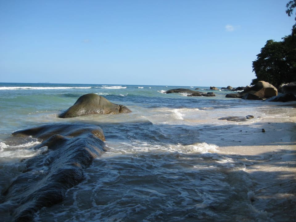 Rechtes Strandende Berjaya Beau Vallon Bay Resort & Casino