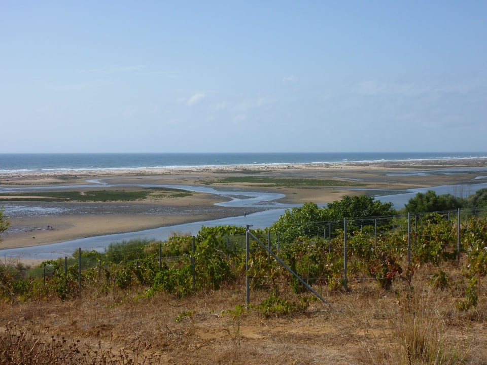 Strand mit vorgelagerter Insel ROBINSON QUINTA DA RIA