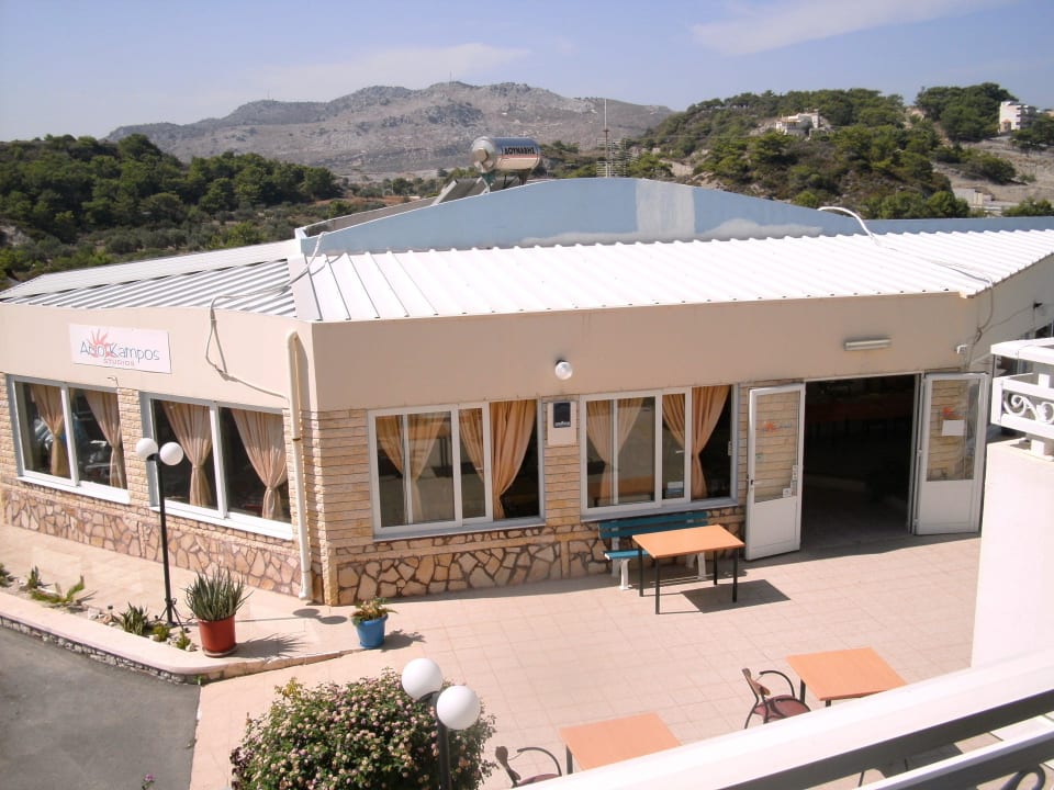 Blick auf Rezeption und Speiseraum Hotel Ano Kampos