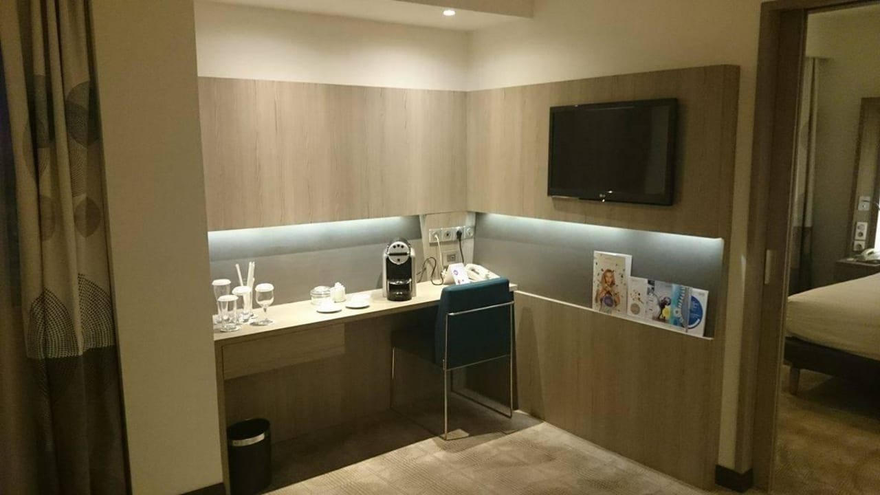 Wohnbereich mit Schreibtisch Novotel Cairo Airport