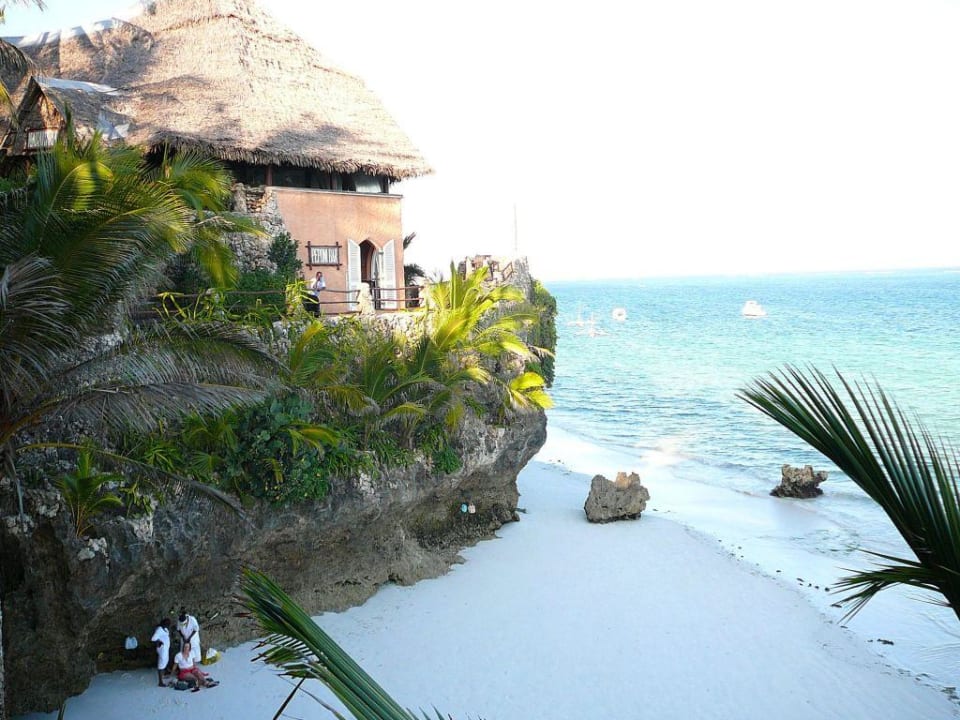 beach & Peponi Bar Bahari Beach Hotel