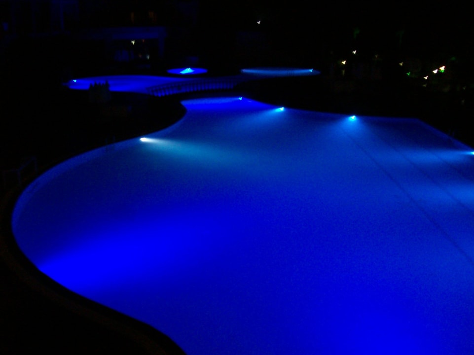 Poolanlage bei Nacht Selectum Family Comfort Side