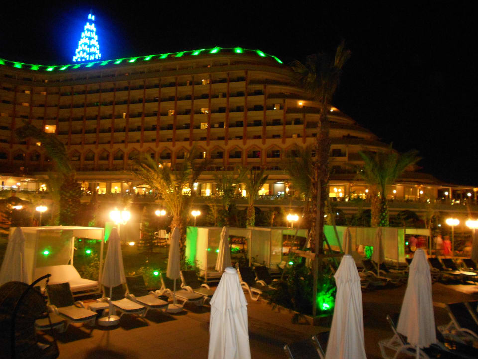 Poolanlage bei Nacht Hotel Delphin Imperial