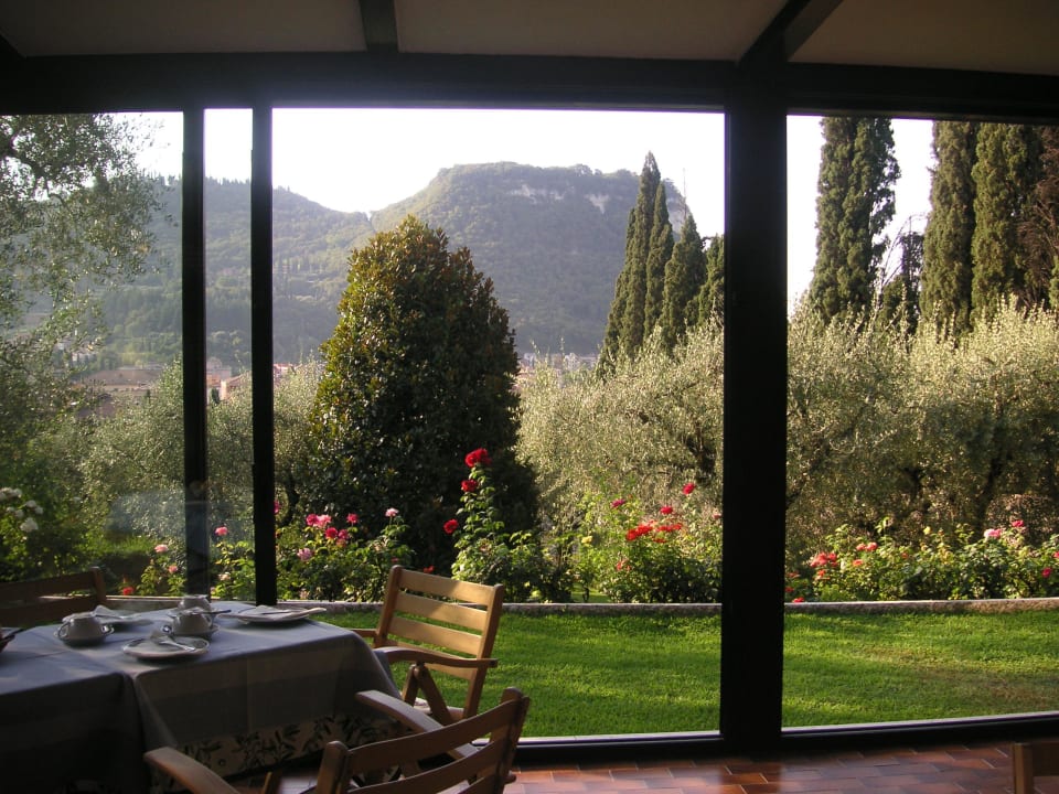 Offener Wintergarten Blick in den Garten Hotel Degli Olivi